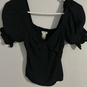 Has a zipper on the side